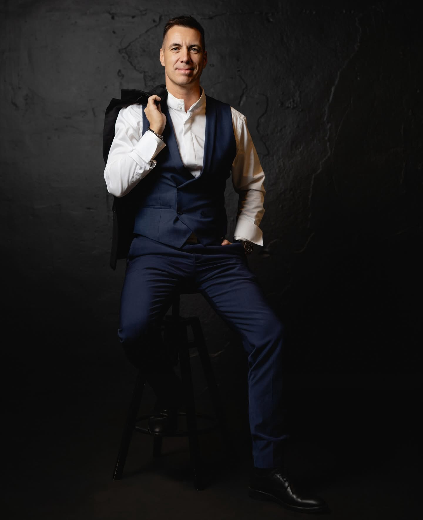 See aasta on olnud vaatamata keerulisele ajale edukas! Tänu teile head kliendid!🙌🏼
Me müüsime sel aastal Schboti robotitest koduabilisi ~2M€ eest ehk üle 4000 roboti. See on päris ilus tulemus arvestades, et tegeleme luksustoodete segmendis ning pakume tooteid, mida pole ehk vaja ilmtingimata soetada kui ajad on raskemad. Aga samas näeme, et inimesed jällegi leiavad, et robotist tulenev kasu aja ja raha säästmise osas kaalub üle selle ostusumma. Sest raha saab alati teenida aga aega juurde osta ei saa 🕰️
Meil on head kliendid, kes teevad ka tublisti kordusoste, meil on head koostööpartnerid ja tublid töötajad 🌟See on hea retsept eduks! 
Boonusena tulime turule ka uue robotiga, mille nimeks F1 Hero, mis ise peseb oma mopid ära ja vahetab vett ja räägib täitsa Eesti keeles! 🏎️🦸🏻‍♂️🇪🇪
Head vana-aasta lõppu ja uuel aasta uue hooga päikesele ring peale 💫🚀🍾🥂
Ja 2026 tuleb kindlasti parem igas mõttes! 🤝🏼🫶🏻

#schbot